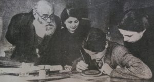 Tugrakes Ismail hakkı altinbezer akademide hocalık yaptığı sıralarda.